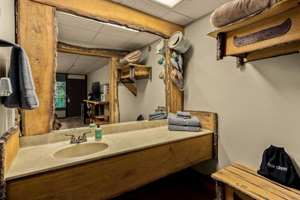 Stonegate Lodge King Bed Wifi 50 In Roku Tv Salt Water Pool Room # 101 Eureka Springs Bagian luar foto