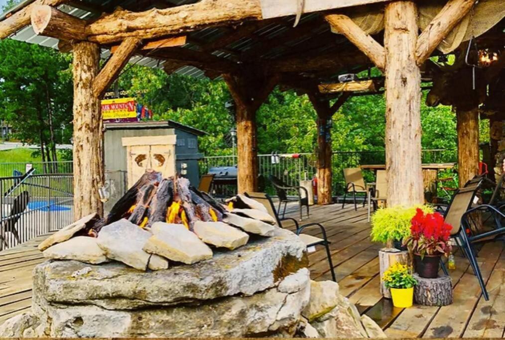 Stonegate Lodge King Bed Wifi 50 In Roku Tv Salt Water Pool Room # 101 Eureka Springs Bagian luar foto