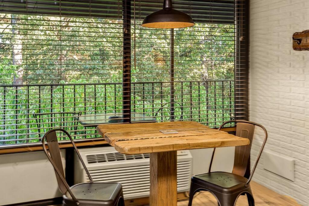 Stonegate Lodge King Bed Wifi 50 In Roku Tv Salt Water Pool Room # 101 Eureka Springs Bagian luar foto