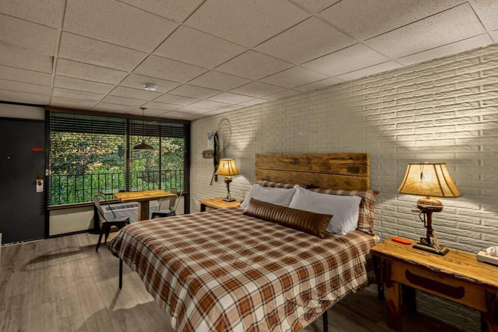 Stonegate Lodge King Bed Wifi 50 In Roku Tv Salt Water Pool Room # 101 Eureka Springs Bagian luar foto