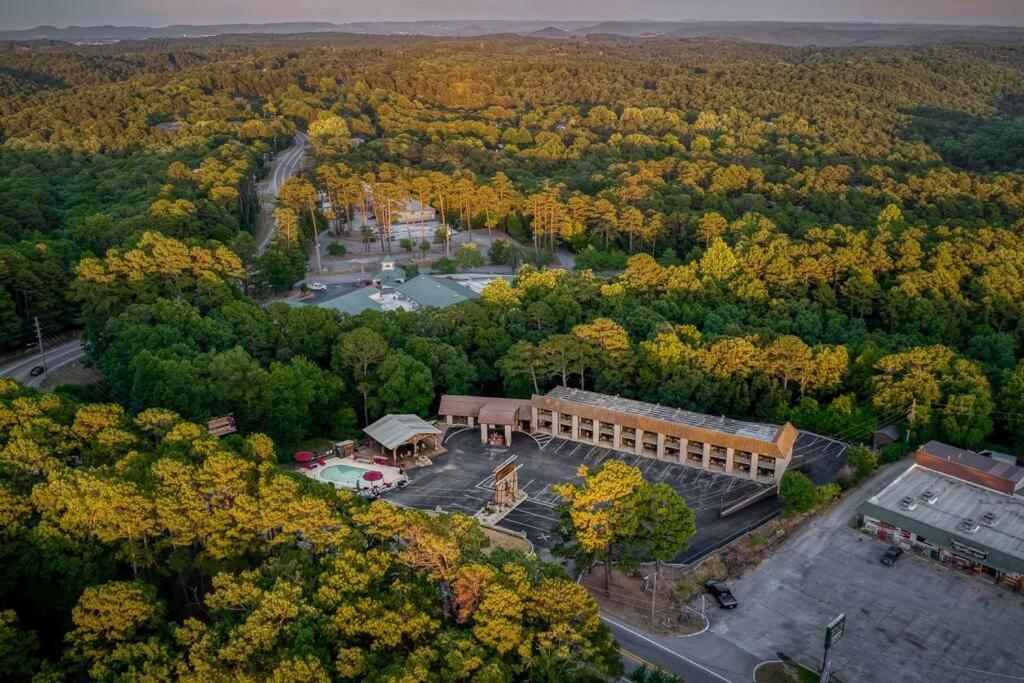 Stonegate Lodge King Bed Wifi 50 In Roku Tv Salt Water Pool Room # 101 Eureka Springs Bagian luar foto